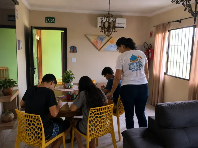 Atividade criativa acompanhada na Casa Lar, com identidades preservadas